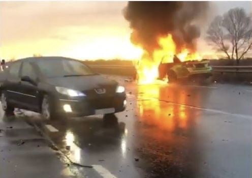 Aksidenti tragjik në aksin Milot-Rrëshen, një fëmi mbetet pa jetë, makina tjetër shkrihet nga flakët