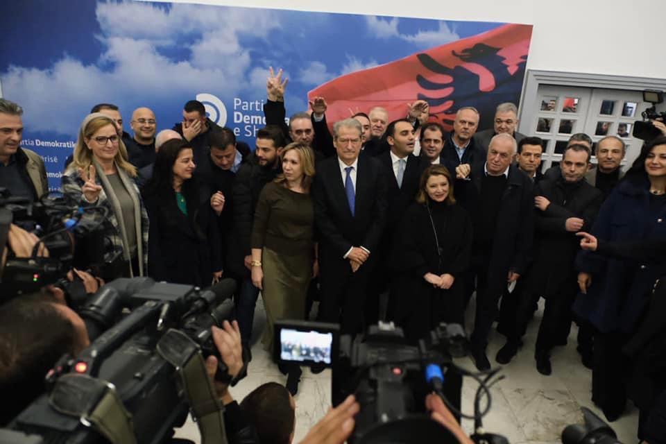 Komisioni i Rithemelimit apel degëve: Refuzoni shkarkimet që vijnë nga selia