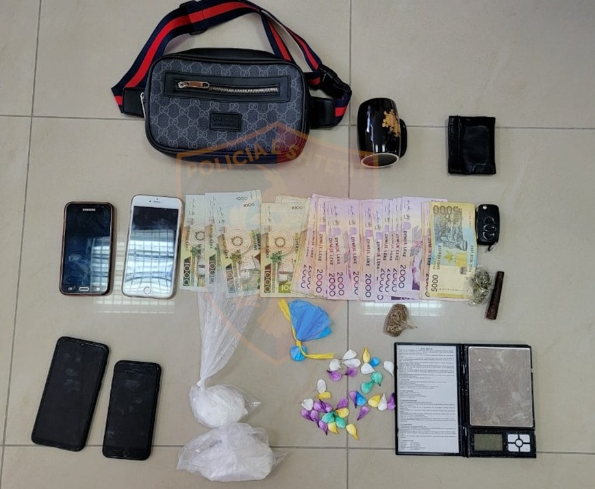 Fier, kapet kokainë, heroinë e kanabis në doza, dy në pranga dhe sekuestrohen paratë nga shitja