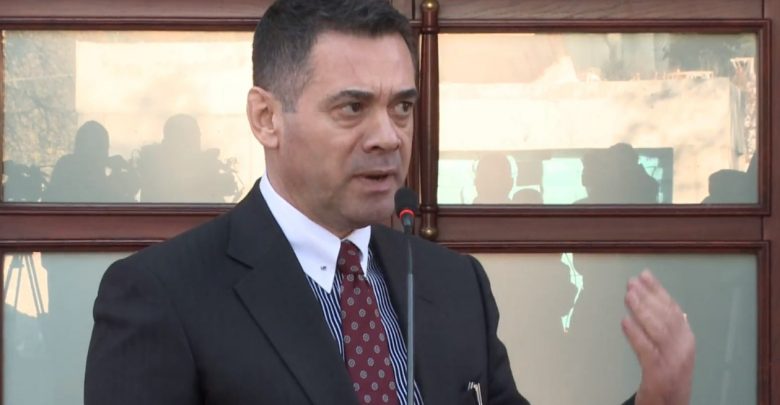 Zv/kryeministri Ahmetaj, në siklet kur pyetet nga gazetarët për inceneratorët dhe Lefter Kokën