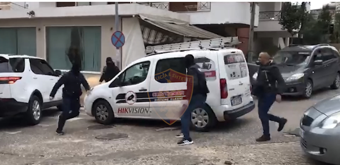 Vjedhja e marketit në Sarandë, tekniku i kamerave të sigurisë projektoi vjedhjen, kapet sasi e madhe parash