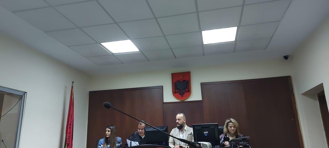 Gjyqi ndaj të rinjve që dogjën flamujt serbë, ja vendimi i gjykatës për Carën dhe Balanin