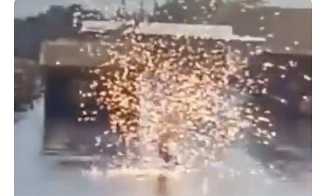 VIDEO/ Momenti dramatik kur rrufeja godet një person në rrugë