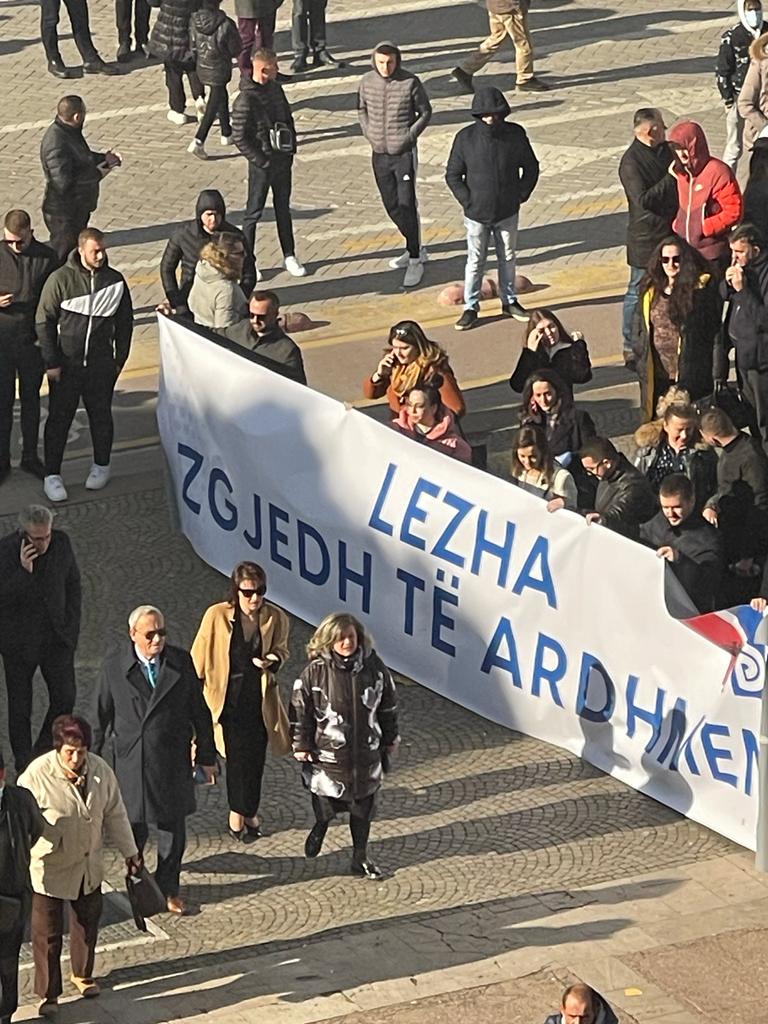 SI PËR 1 MAJ/ Në aksion apo në Kuvend, delegatët e ftuar nga selia surprizojnë, vijnë me banderola