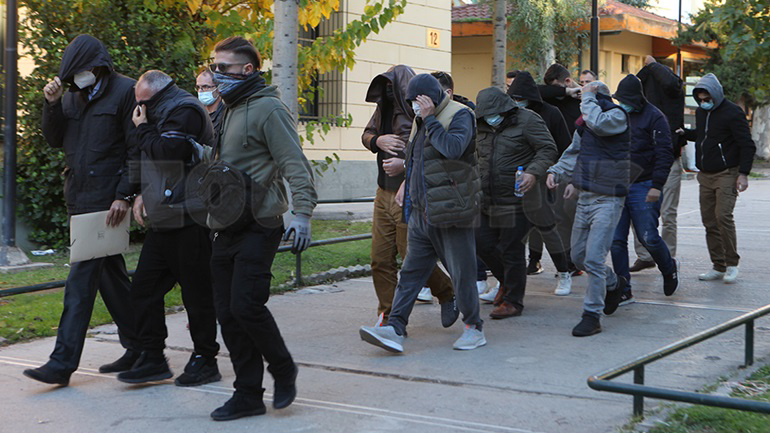 Deejtorë policie, avokatë dhe zyrtarë të tjerë arrestohen në Athinë, ndihmuan mw dokumenta kriminelë shqiptarë