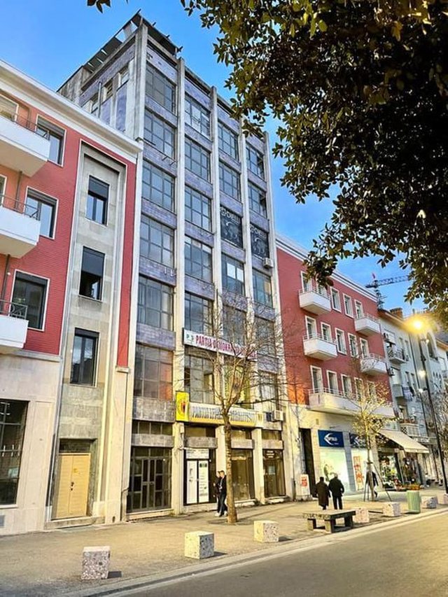 Erion Veliaj shemb një tjetër monument kulture në Tiranë, vepër e arkitektit Maks Velo. Ndodhet në një zonë të shtrenjtë të Tiranës