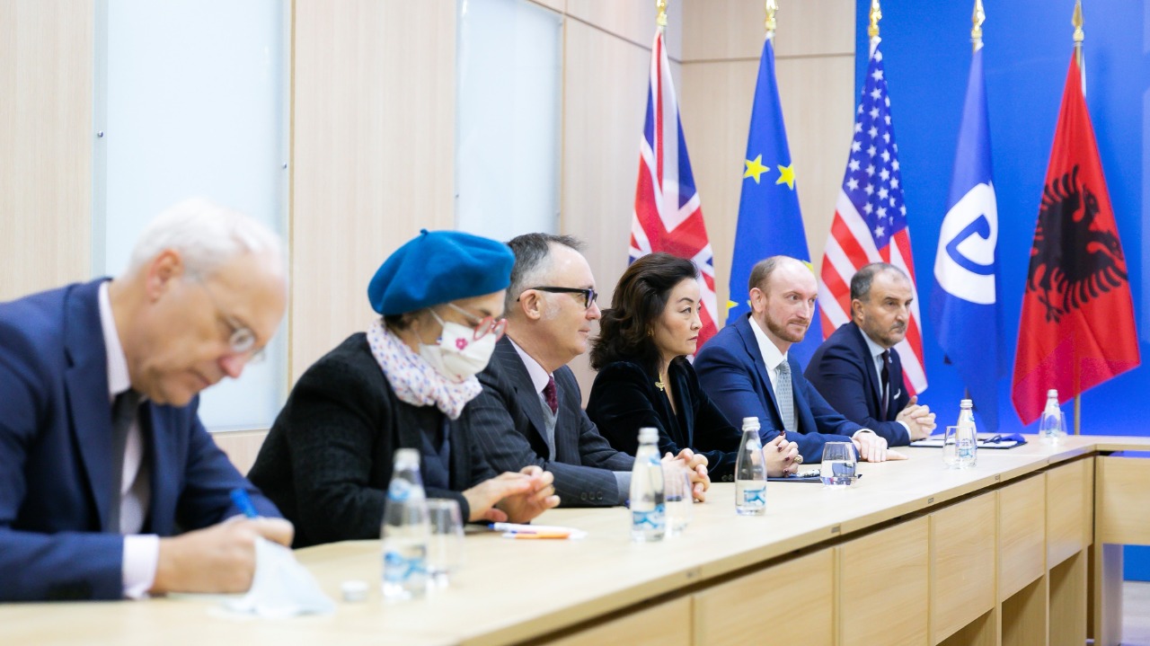 Basha, takim me 6 ambasadorët në seli, kush janë