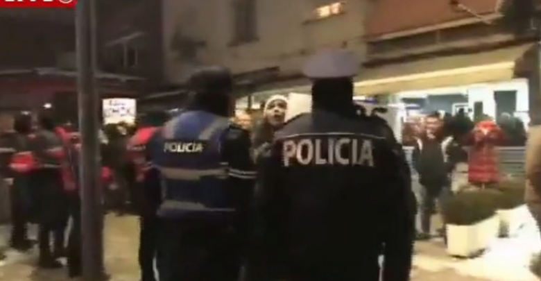 Basha pritet me protesta nga demokratët në Korçë, policia ndalon disa prej tyre
