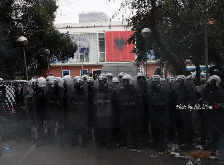 FOTOGALERI/ Fotot nga Feliks Bilani derisa e mbajti gazin dhe dhunën e policisë