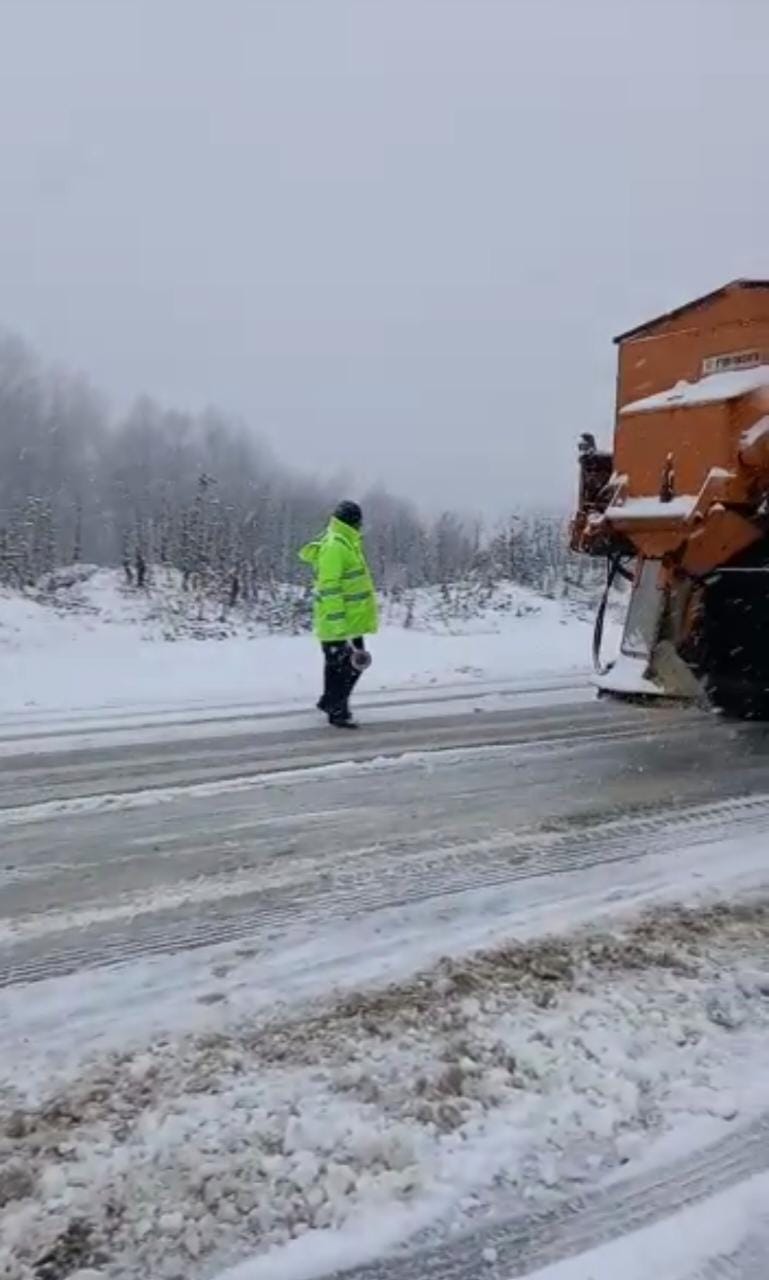 Bien disa centimetra borë, mbyllet qarkullimi në Rrugën e Arbrit
