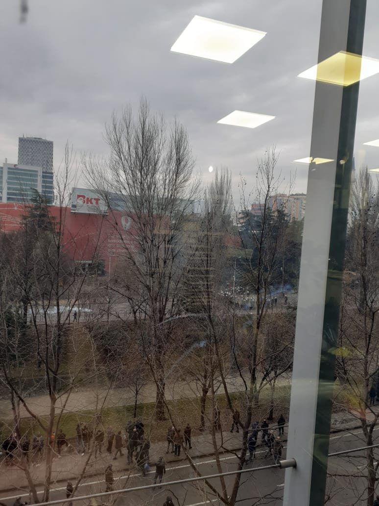 Policia ndjek protestuesit në bulevard, tymi i gazit mbyt rrugët, Berisha largohet nga selia