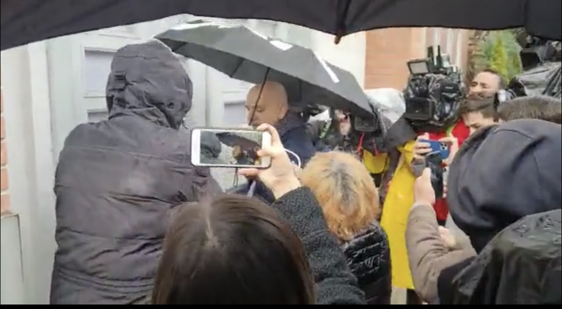 Basha nuk i hap derën Roland Bejkos, e le tek dera përballë protestuesve të zemëruar. Tension edhe me Mziun, por këtij i hapet dera