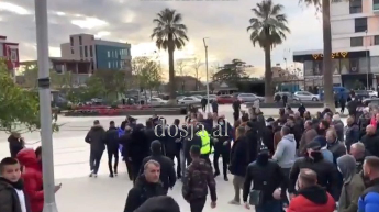 Lulzim Basha u prit me protestë edhe në Laç, shoqëruesit godasin me grushta demokratët