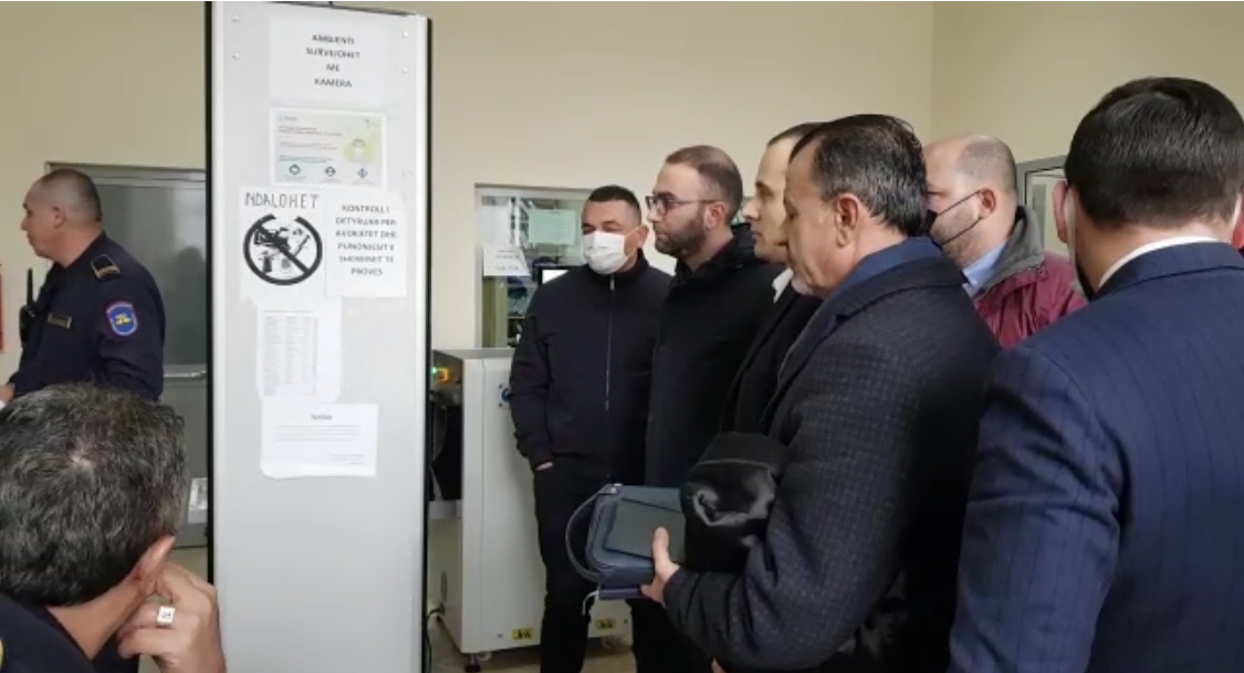 VIDEO/ Gazment Bardhi në gjykatë për lëndët helmuese, shkakton incident me policin e derës