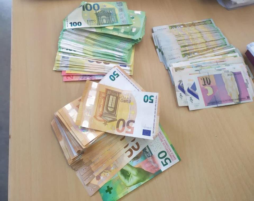 Kapen euro të padeklaruara në kufi, mbajtësi vinte nga Sllovenia