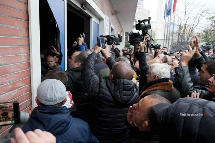FOTOGALERI/ Fotot nga Feliks Bilani derisa e mbajti gazin dhe dhunën e policisë