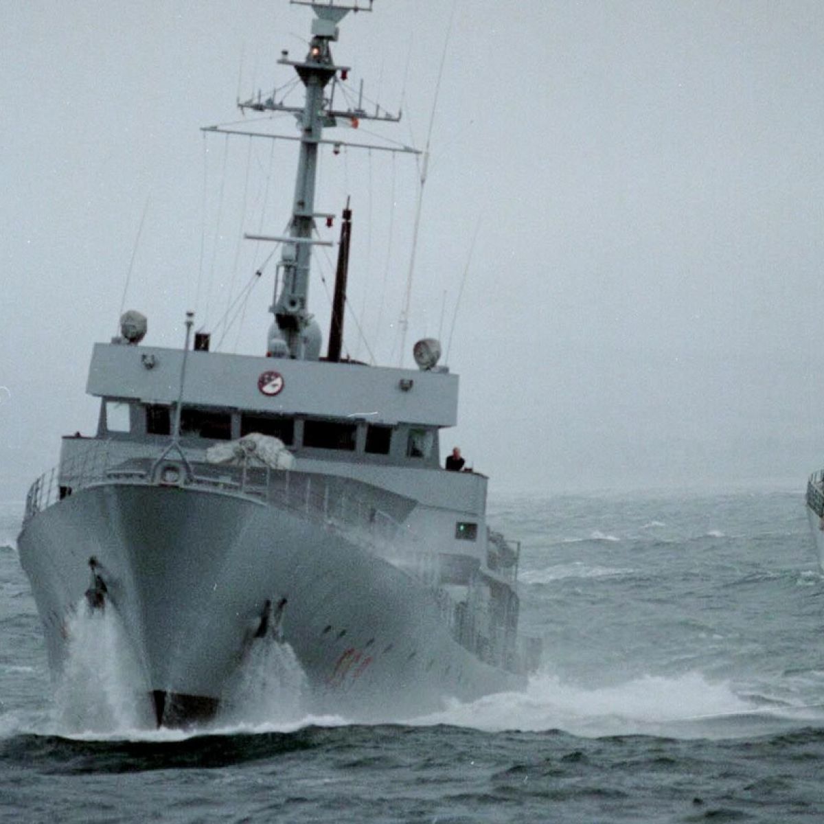 Peshkatarët irlandezë shtynë luftanijet ruse, Kremlini tërhiqet nga zhvillimi i provave ushtarake detare