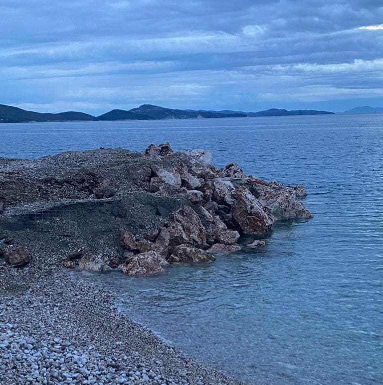 FOTO/ Hedh inerte në bregun e Sarandës, bie në pranga administratori i plazhit privat