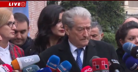 Berisha tek selia e PD edhe sot, gazetarët e pyesin: Nëse Basha tërhiqet…