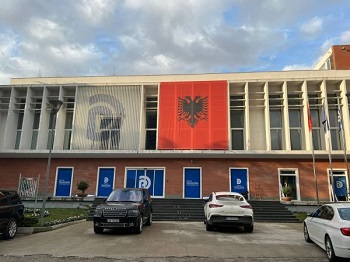 Basha reagon për dyert e blinduara: Berisha po bën protestë kundër partisë së tij