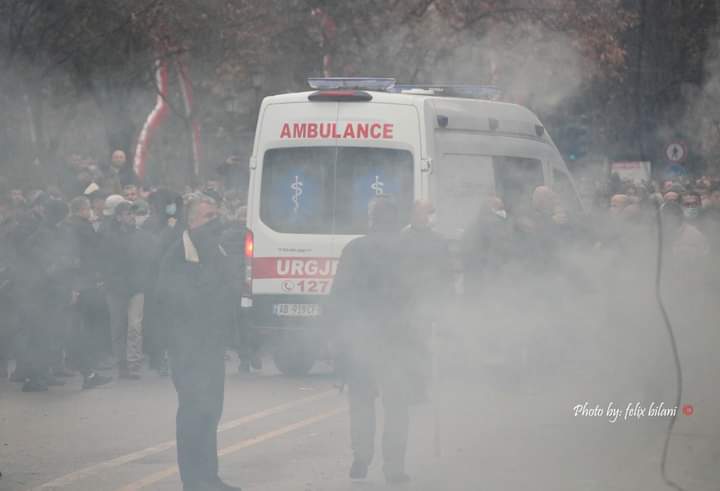 Gazi nga zjarrfikëset mund të shkaktojë vdekje. Çfarë rreziku ka pasur në protestë kur nga selia u hodh tretësira e bardhë