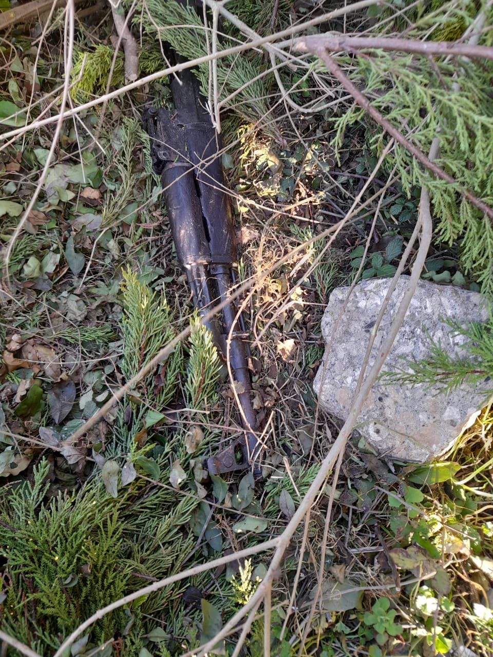 Parandalohet ngjarja kriminale në Paskuqan, i dëmtoi makinën dhe e kërcënoi me vrasje. Kapet arma