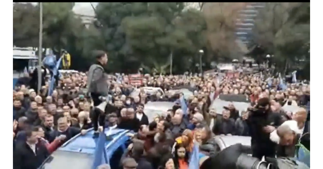 Policia devijon trafikun në Tiranë për shkak të protestës