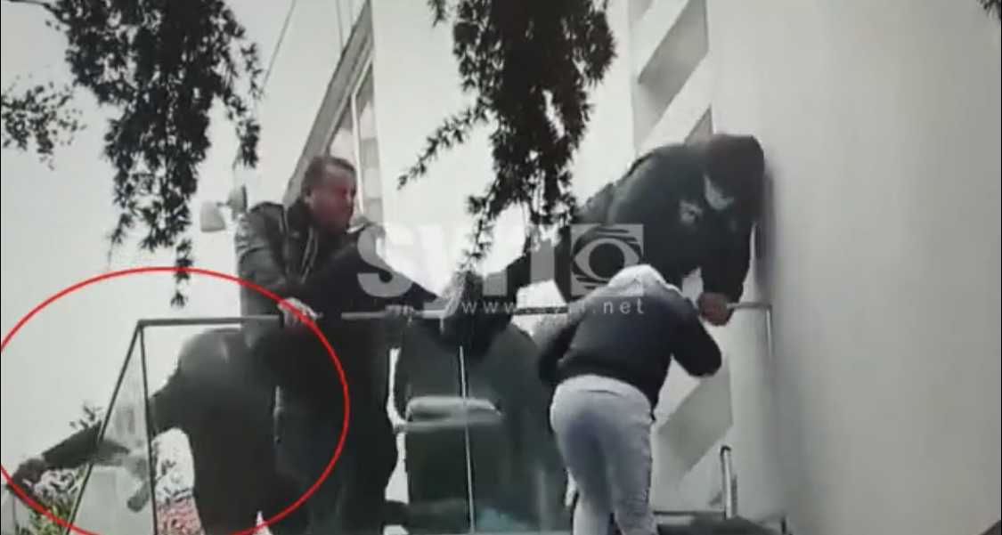 FOTOLAJM/ Roja i Bashës hedh gaz lotsjellës mbi protestuesit