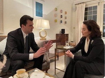 Yuri Kim takim me Bashën, a e zgjat krizën në PD mbështetja pa kushte e Kim për kryetarin e selisë