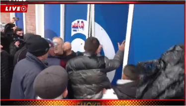 Hapet selia e PD nga protestuesit, Berisha kërkon vetpërmbajtje të demokratëve