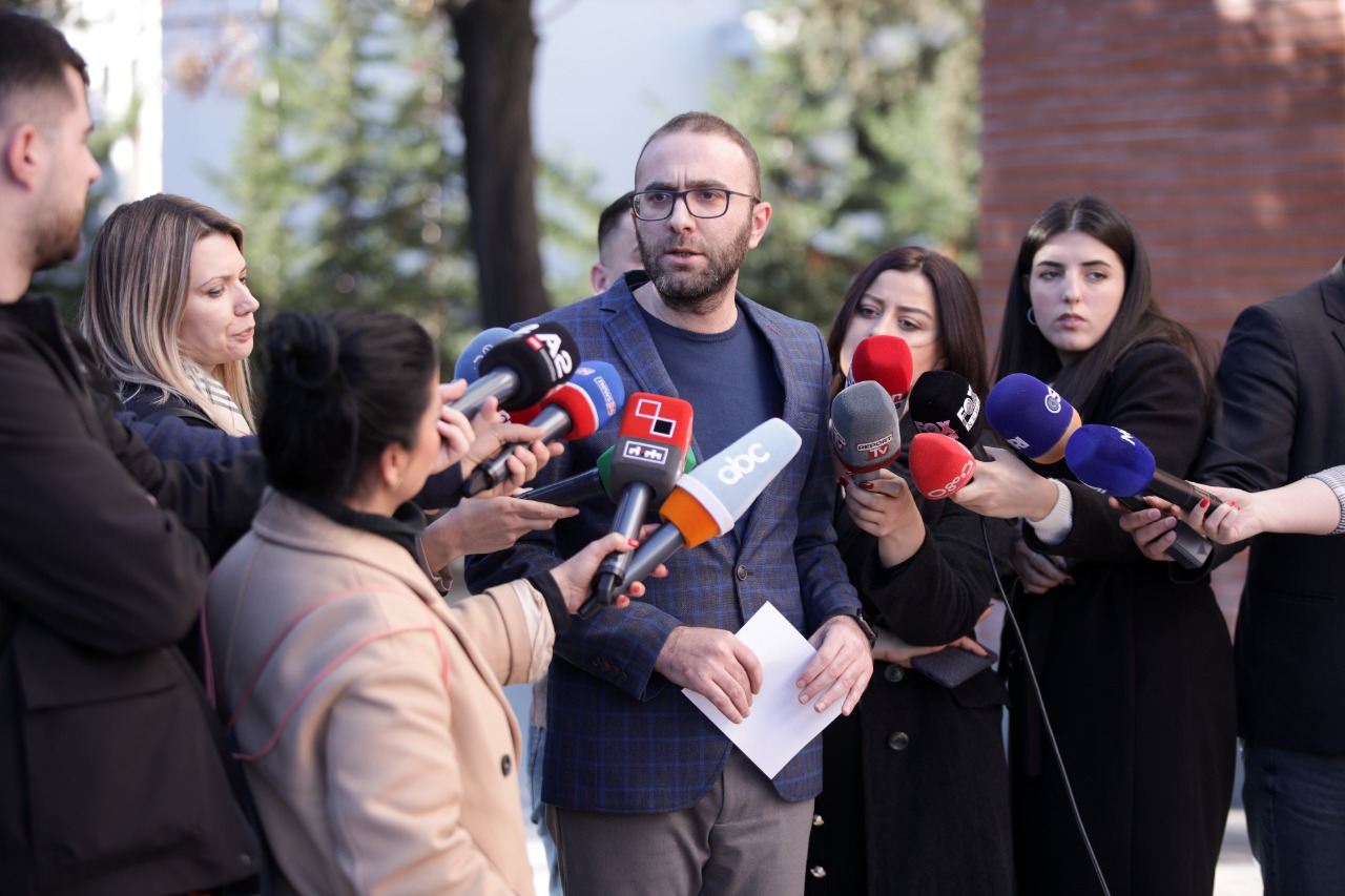 Gazment Bardhi shpjegon mbylljen e dyerve të PD, demokrati i thërret tradhëtar