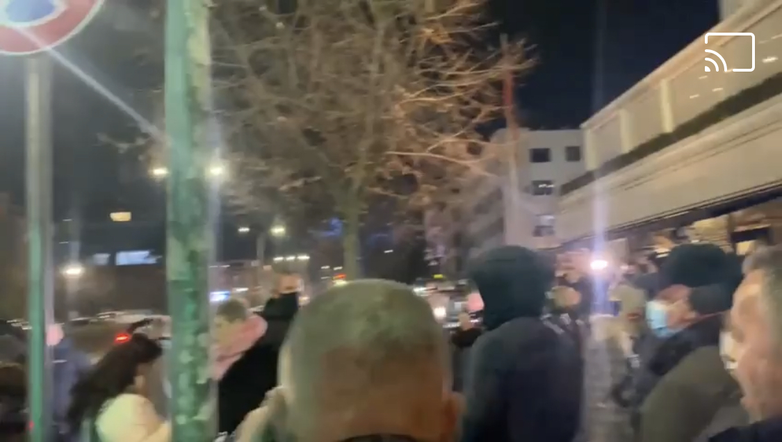 Basha në njësinë 7, demokratët protestojnë para hotelit ku mbahet takimi