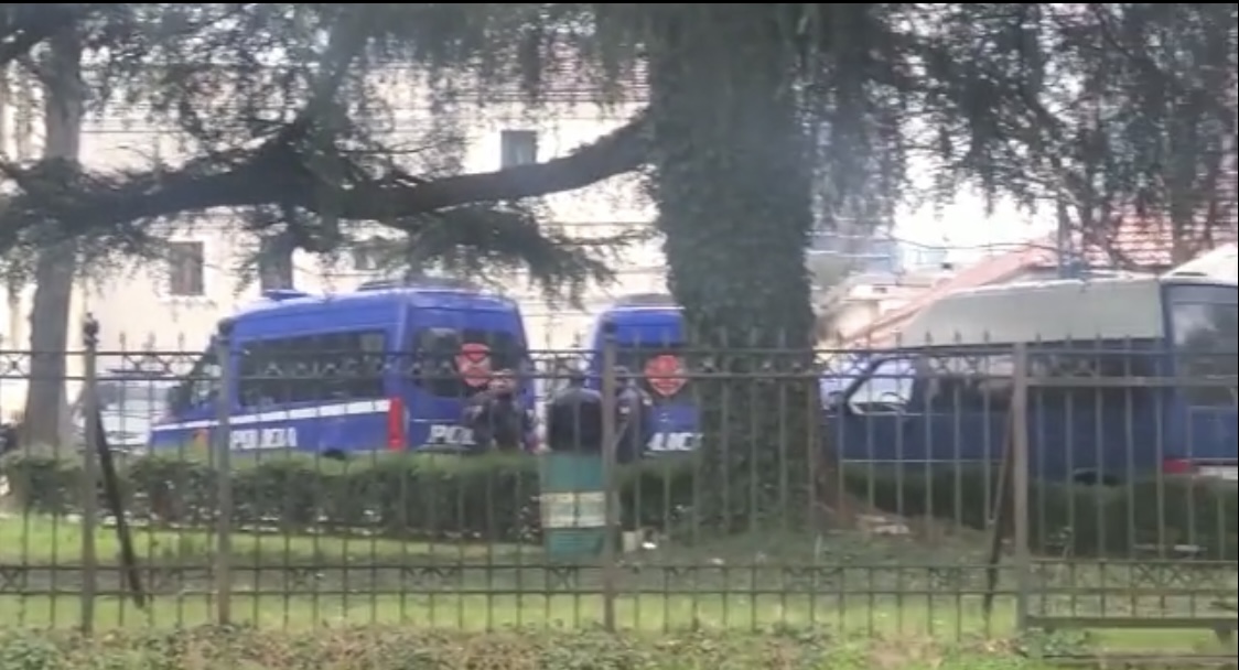 FOTO/ Rama dërgon forca speciale e policë afer PD
