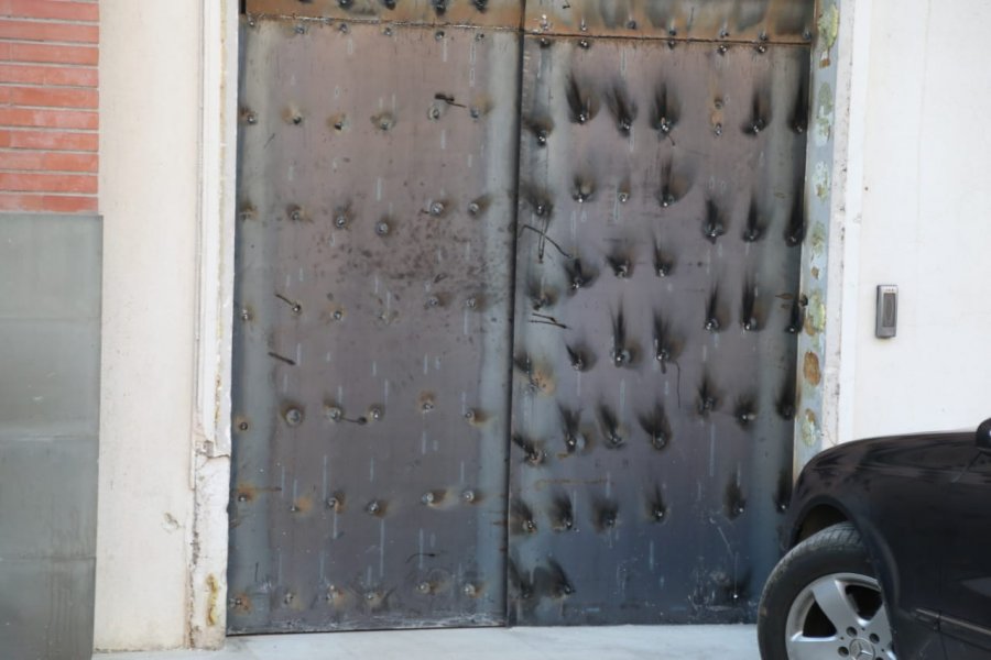 FOTO/ Si kalohet mes dyerve të blinduara për të hyrë në zyrat e PD