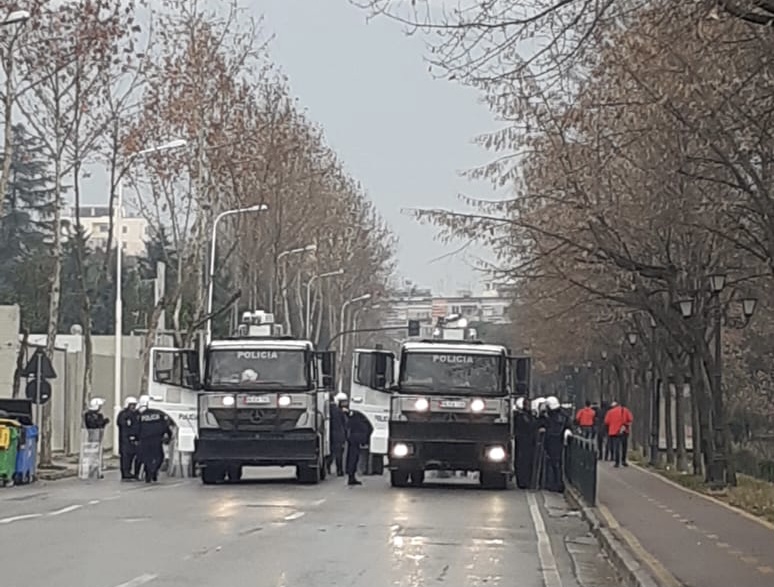FOTOGALERI/ Ky është “elektorati” i Lulzim Bashës, shikoni me çfarë do mundë Edi Ramën