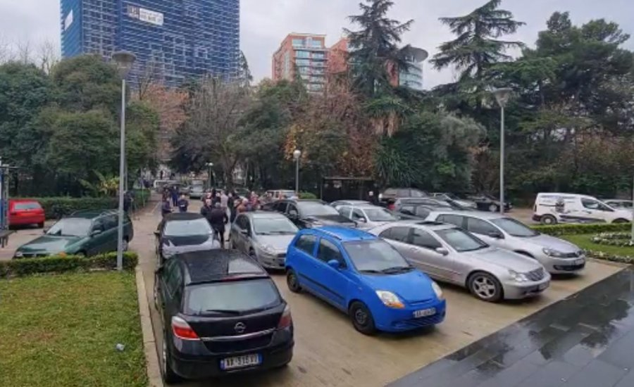 Basha mbush oborrin e PD dhe rrugicën me makina të pengojë demokratët