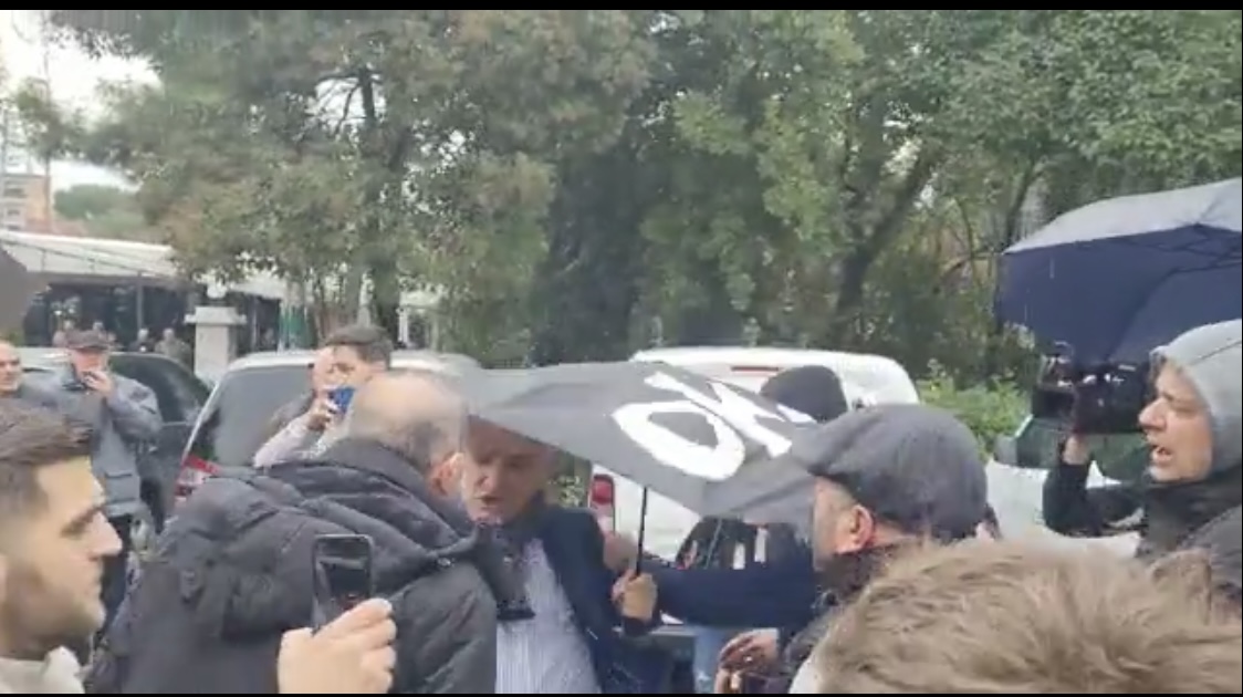 Basha nuk i hap derën Roland Bejkos, e le tek dera përballë protestuesve të zemëruar. Tension edhe me Mziun, por këtij i hapet dera