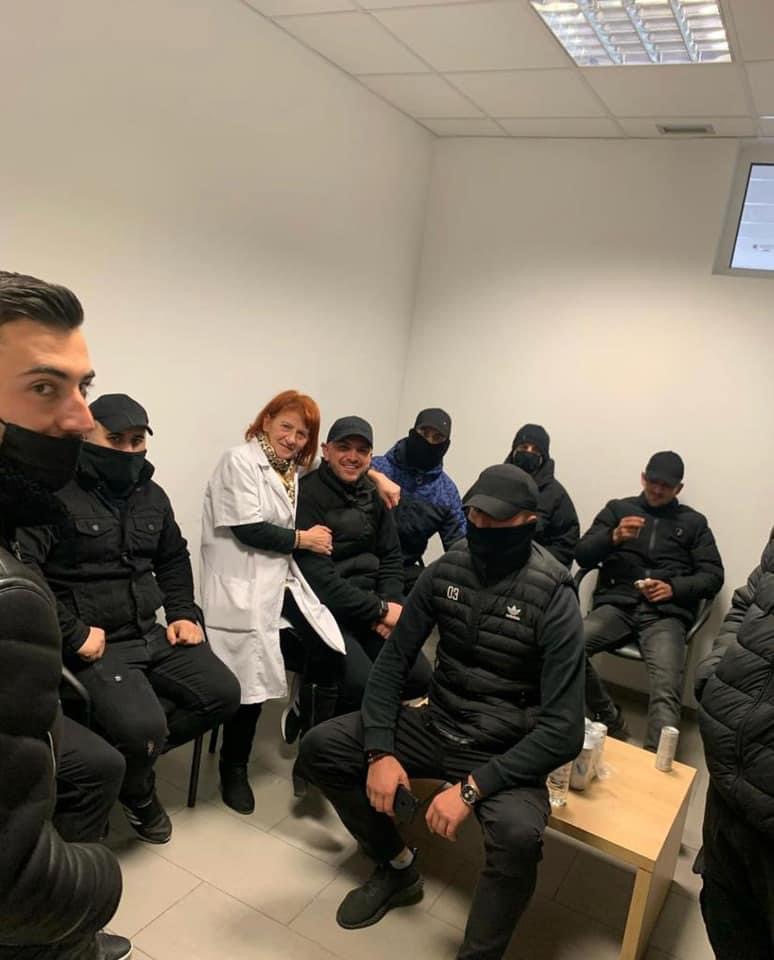 Publikohet foto, ‘grupi i zjarrit’ në zyrat e PD, të rinj me maska e veshur me të zeza