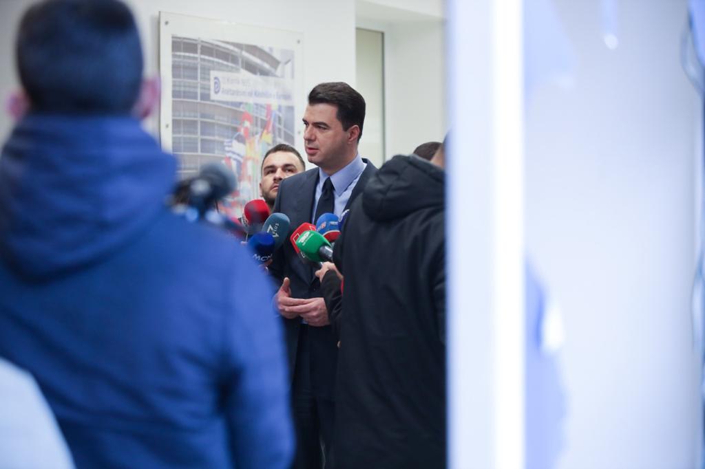 Basha me gazetarët nga selia e PD. A është gati për një mundësi verifikimi të mbështetjes së demokratëve ndaj tij