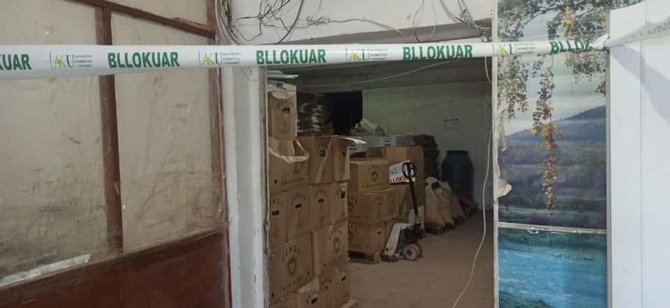 Vezë, mish dhe peshk jashtë standartit, gati për tregtim, AKU bllokon kompaninë në juglindje të vendit