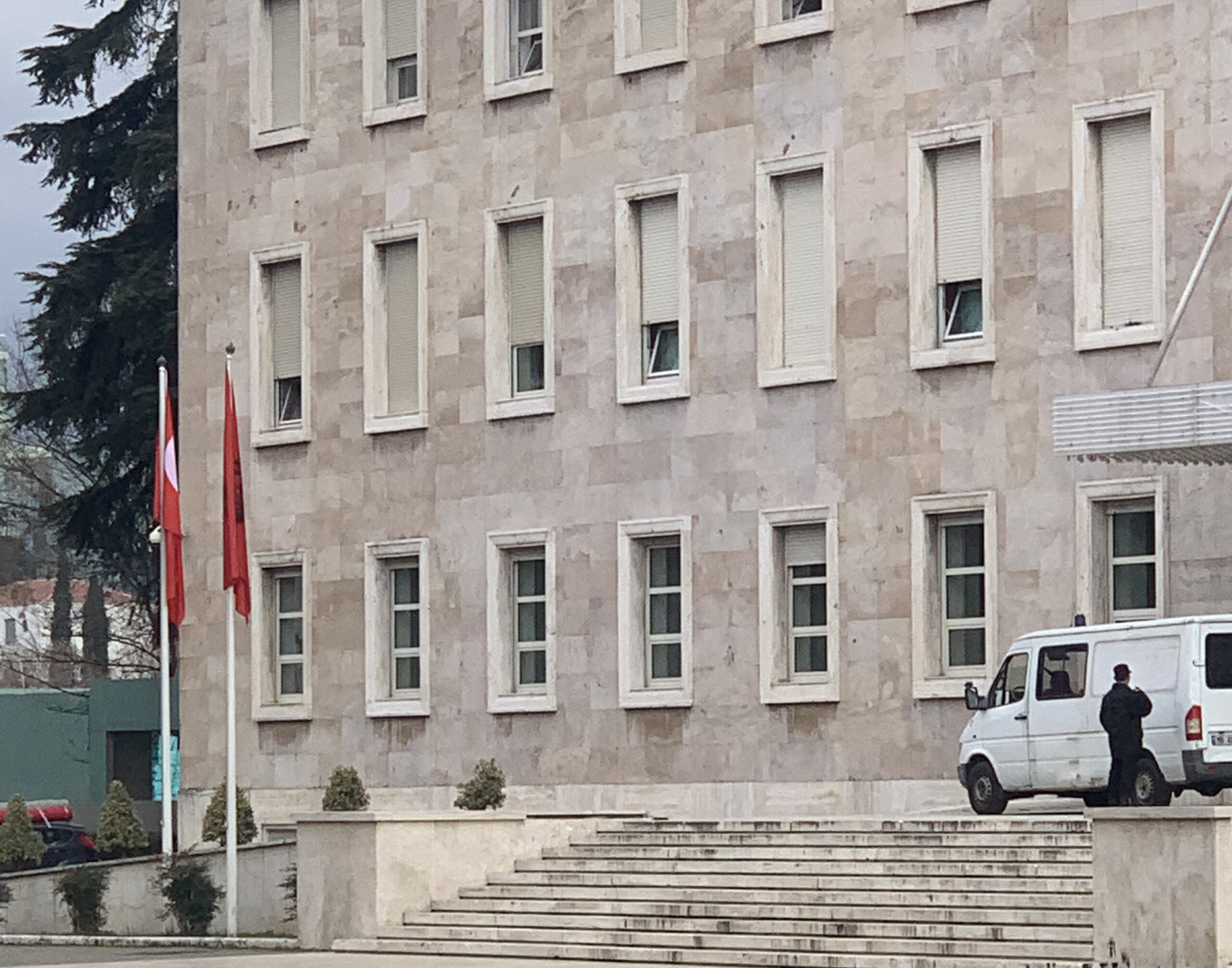 Erdogan në Shqipëri, të rinj në Rinas me flamuj turq, gjysmëhëna zbukuron Tiranën në përvjetorin e vdekjes së Skënderbeut