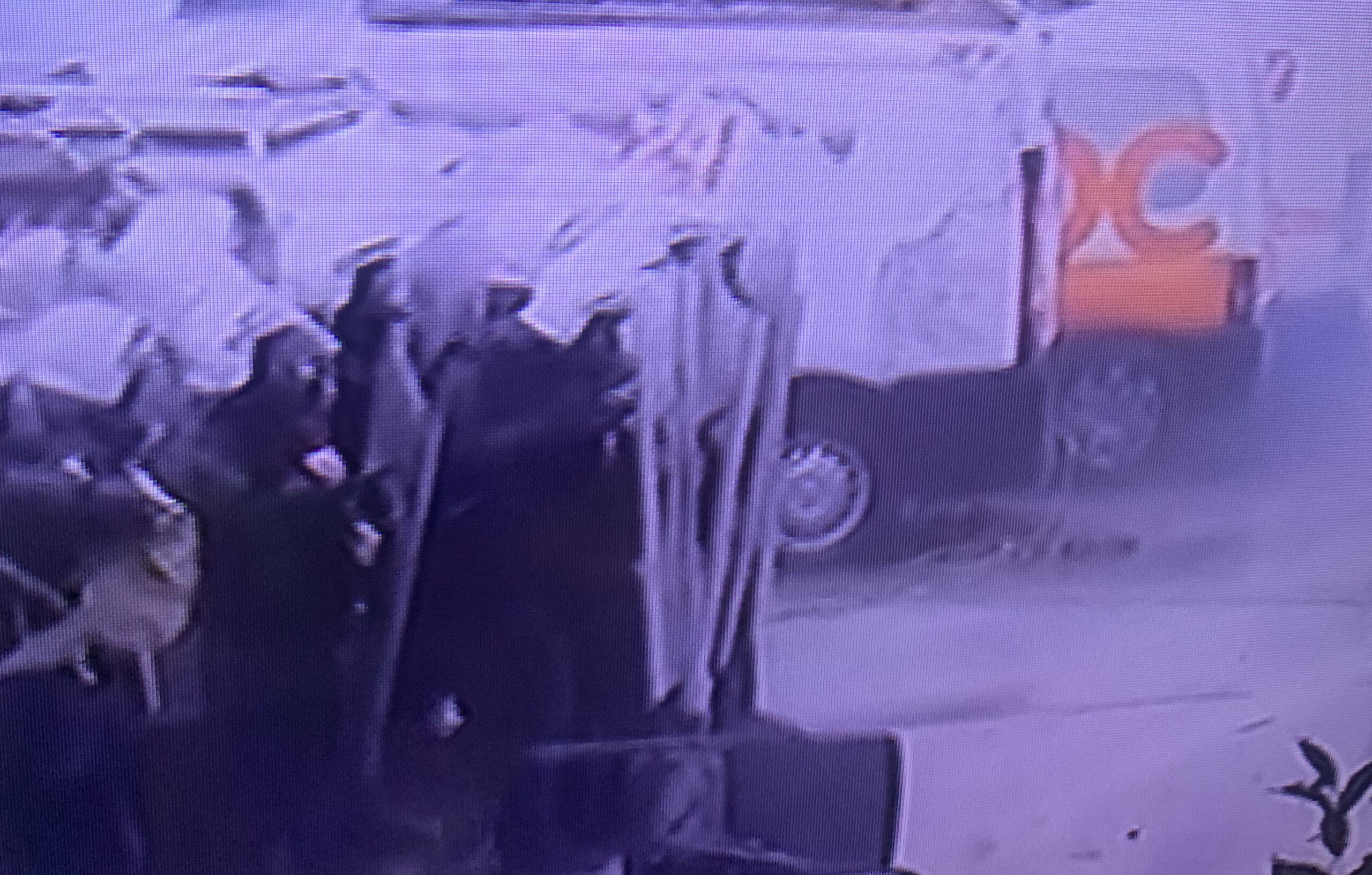 Rama dërgon policinë në ndihmë të mercenarëve të Bashës brenda PD. Gaz lotsjellës dhe bote me ujë