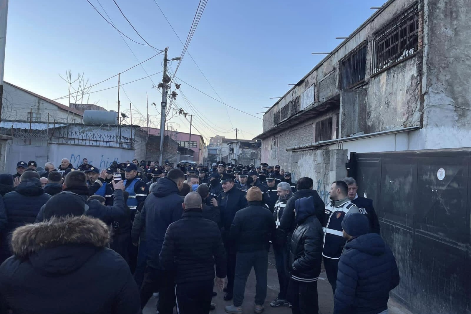 Tension te 5 maji, policia e Tiranës ka rrethuar lagjen, nxiren banorët nga shtëpitë