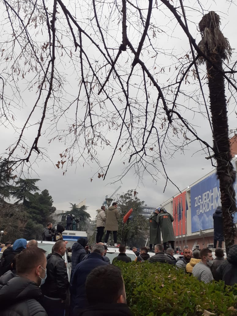 Na rrezikohet jeta. Pasi ka hedhur gaz lotsjellës mbi demokratët, Basha kërkon ndërhyrjen e policisë