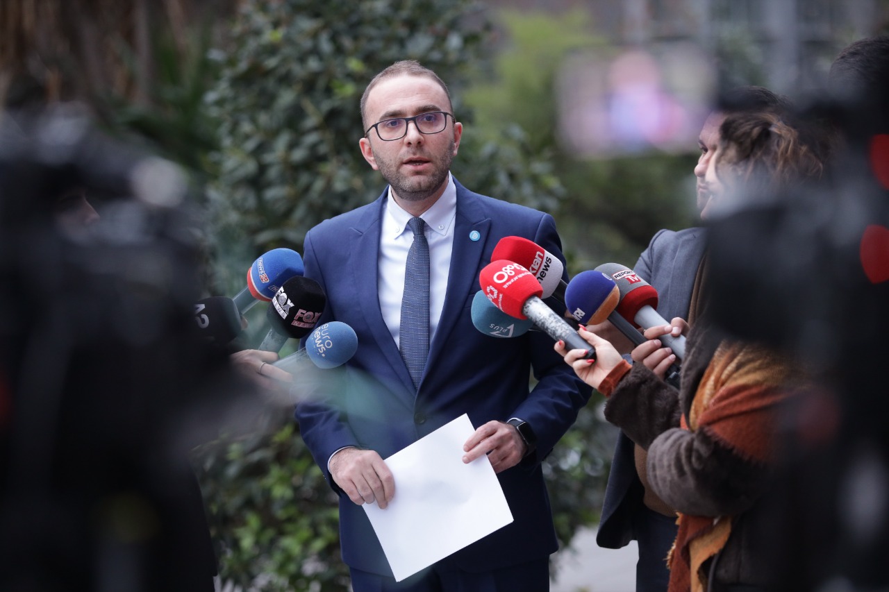 Bardhi refuzon gazetarët në seli, përmend dy emra me histori penale: Shoqërojnë Berishën
