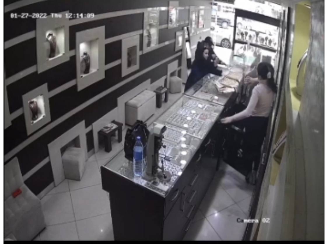 VIDEO/ Momenti i vjedhjes së argjendarisë në Shkodër nga çifti vlonjat. Mbetën në burg