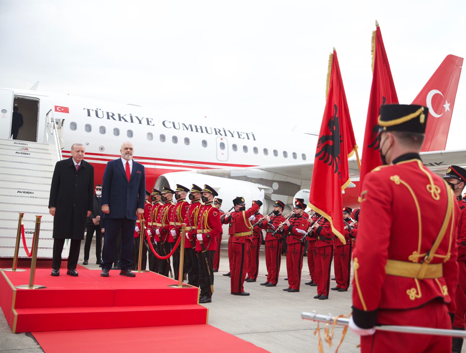 Erdogan pritet në Rinas nga Rama, nisen të dy për në Laç