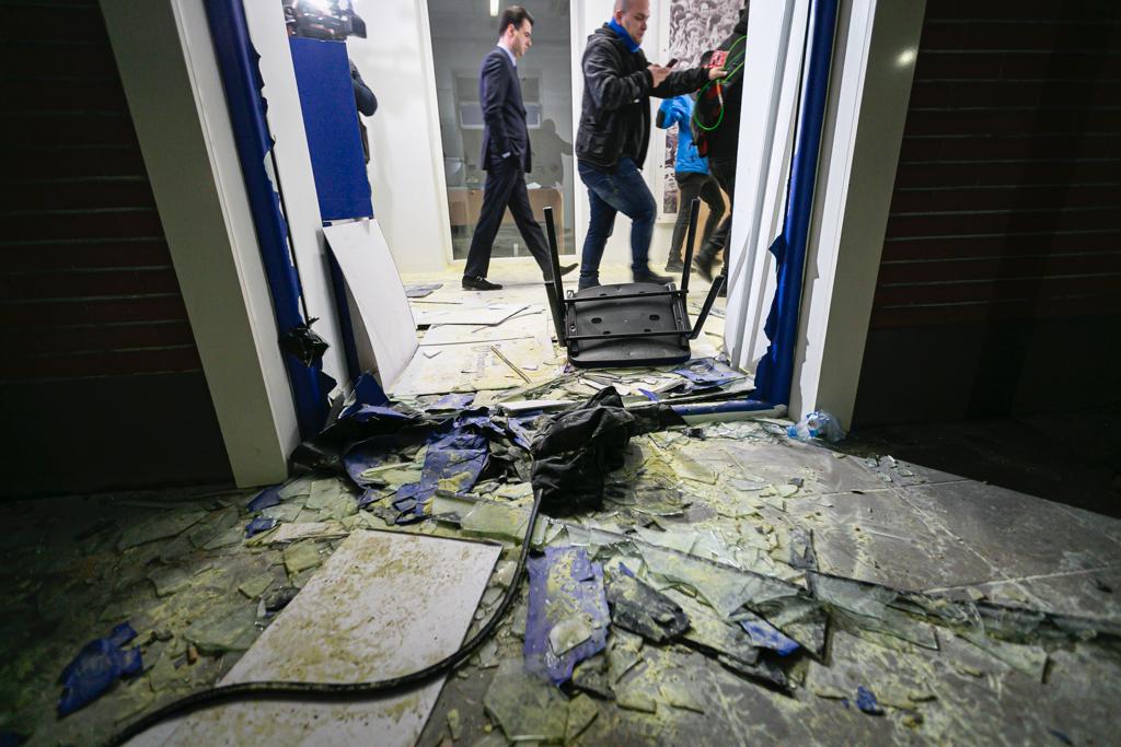 Gazi nga zjarrfikëset mund të shkaktojë vdekje. Çfarë rreziku  ka pasur në protestë kur nga selia u hodh  tretësira e bardhë