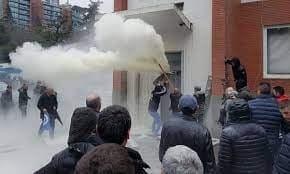 VIDEO/ Pamje nga salla e mbledhjeve te selia e PD, ndërsa jashtë protestohej nga demokratët