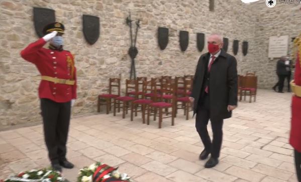 Meta, ceremonia tek memoriali i Skënderbeut pak kilometra larg mitingut të Erdogan